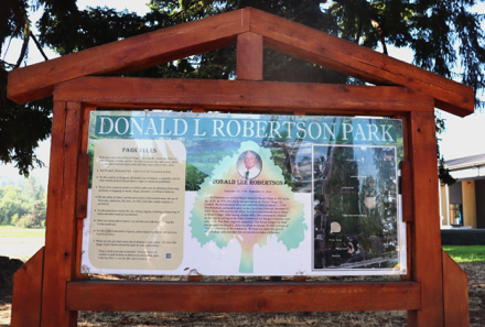 Kiosk. Park rules – map of the park – story of Donald L. Robertson